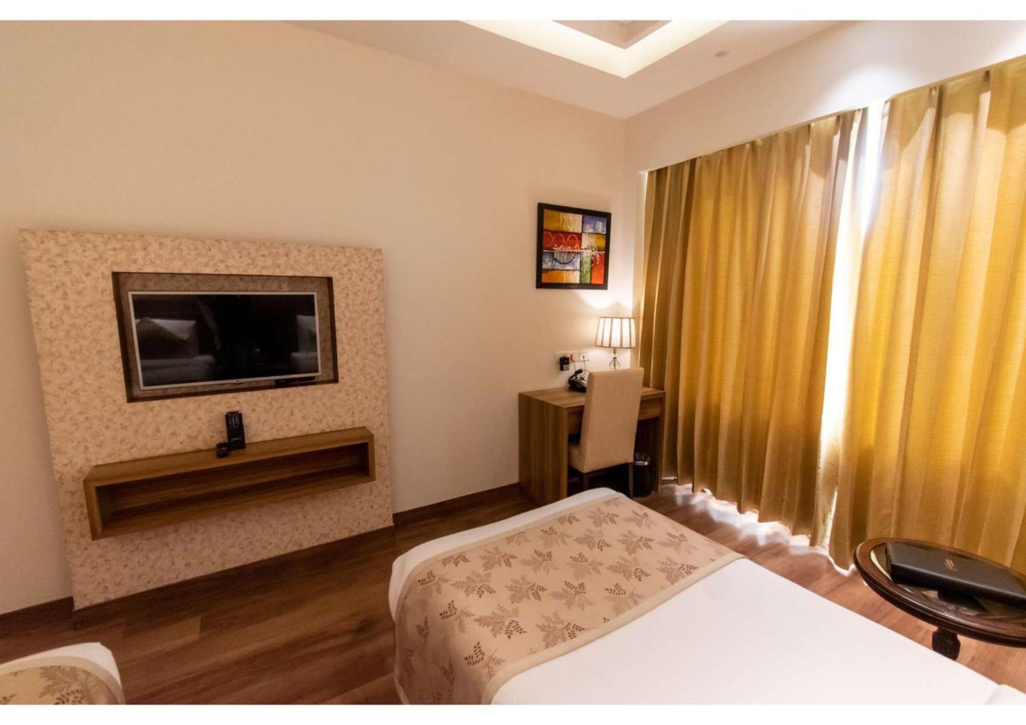 The Grand Ambassador Otel Phagwāra Dış mekan fotoğraf