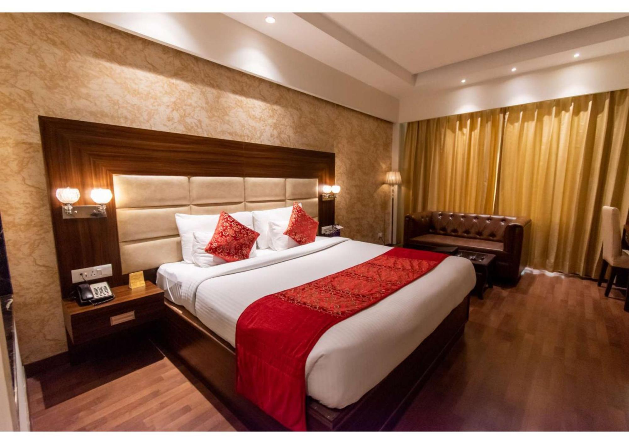 The Grand Ambassador Otel Phagwāra Dış mekan fotoğraf