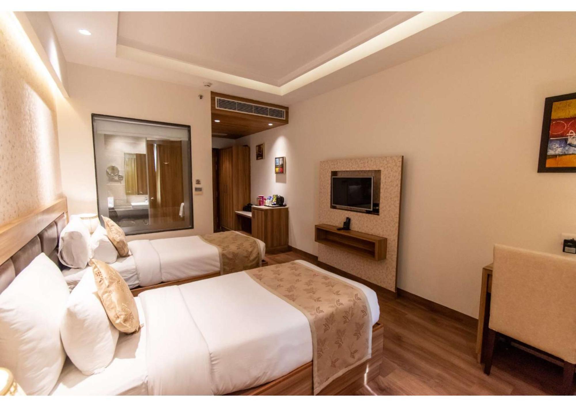 The Grand Ambassador Otel Phagwāra Dış mekan fotoğraf