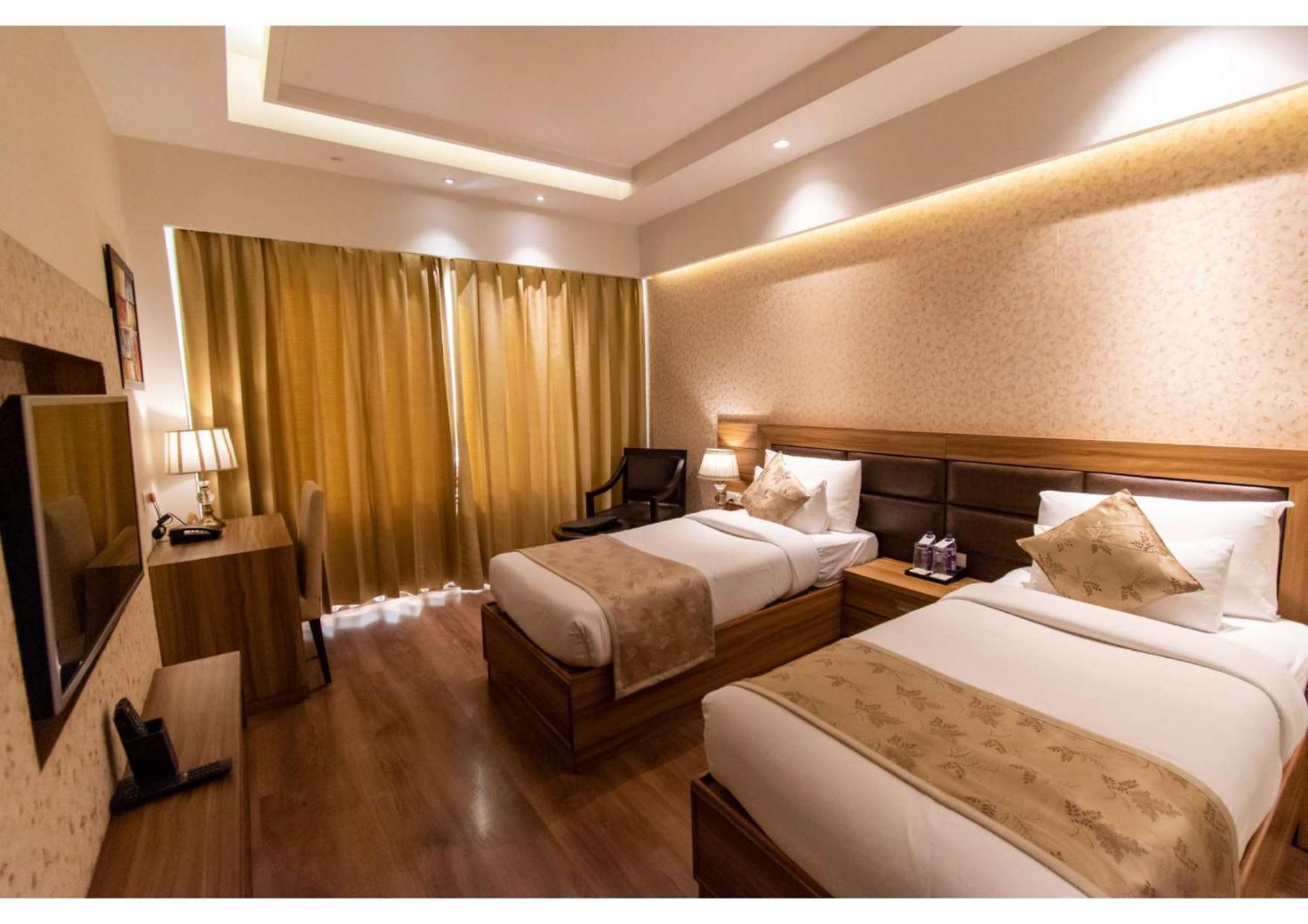 The Grand Ambassador Otel Phagwāra Dış mekan fotoğraf