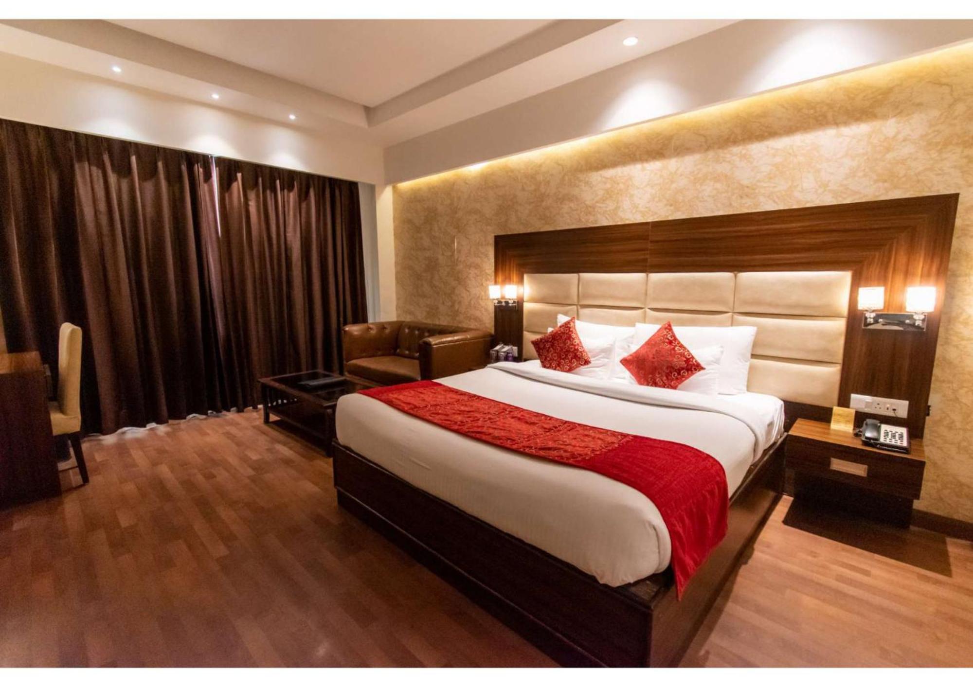 The Grand Ambassador Otel Phagwāra Dış mekan fotoğraf