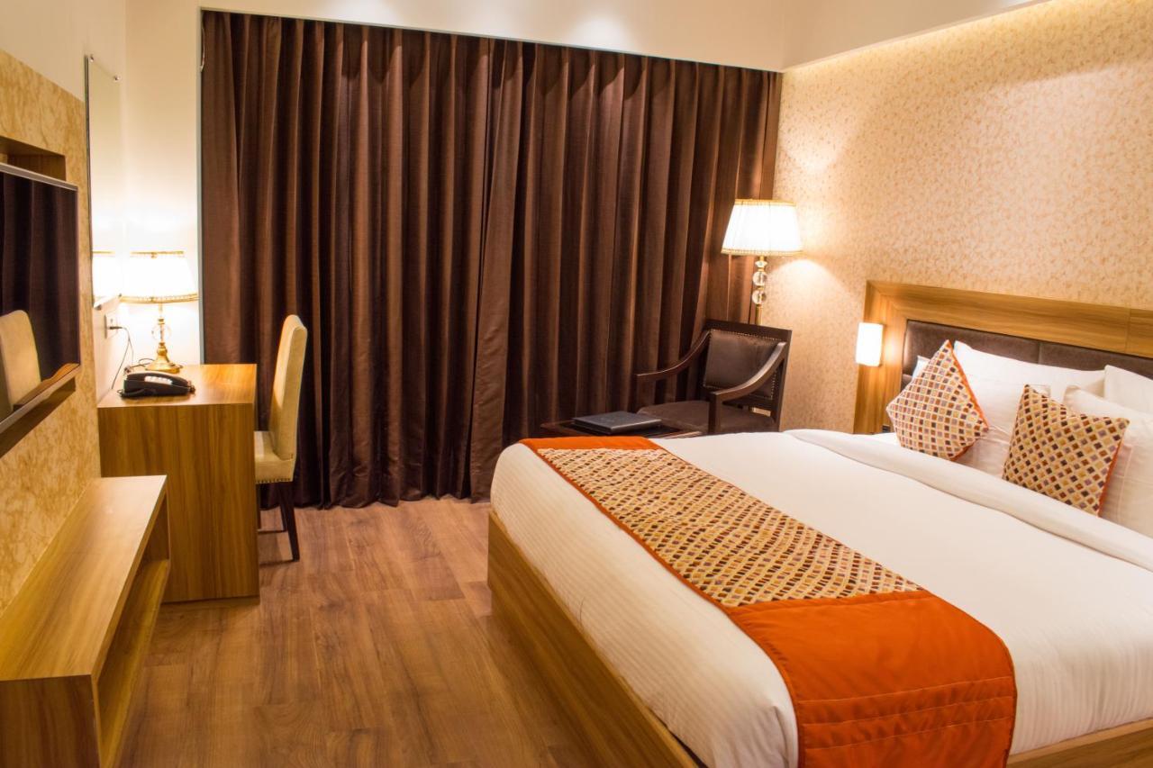 The Grand Ambassador Otel Phagwāra Dış mekan fotoğraf